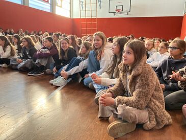 Mutige Mädchen in erster Reihe!